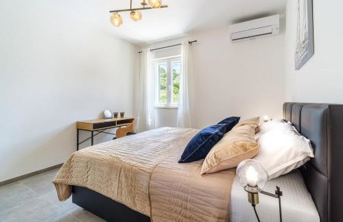 Villa Janie with a pool for up to 16 people - Photo 39