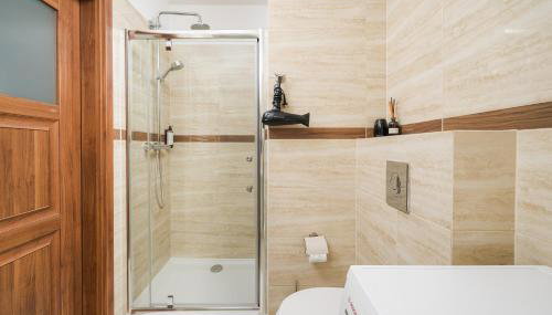 Wronia Business Superior Residence by BookingHost - Foto 5, towels, Shower
