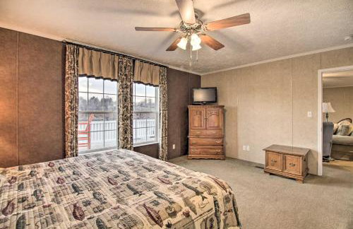 Family Lake Retreat w/ Screened Deck! - Foto 13