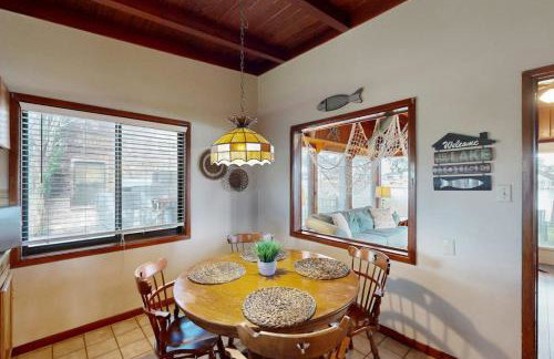 Classic Lakefront Cottage with Private Dock, Lovely Lake View, Backyard & WiFi - Foto 7