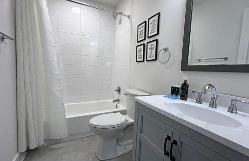 Stylish 3BR with Patio Walk to State Capitol - Foto 53