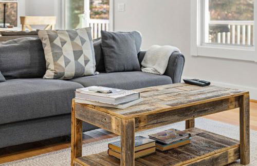 Family Getaway Walkable to Town - Foto 14