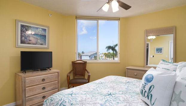 Immaculate Gated Community Condo - Just Across The Street From The Beach! 2 Bedroom Condo by RedAwning - Foto 3, Habitación