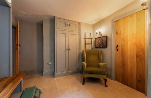 St James Cottage - Luxurious Dorset Escape in Idyllic Milton Abbas - Photo 40