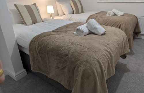 Large 4 Bed Hse, Sleeps 7, 3 BTH, Drive PRKG-4 Cars, M4-A329, Shinfield Studios, 10mins, Reading, Ascot & Legoland 20mins, Film Crew, Contractor & Family Friendly - Foto 27