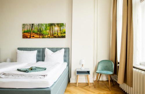 KAISER 02 by ROCKCHAIR Apartments l SUPERHOST Status l 3 Bedrooms Boxspringbeds 2 Bathrooms l Cozy Family & Business Flair 155 sqm 3 Balcony 2nd Floor Elevator up to 10 guests welcomes you! - Foto 66