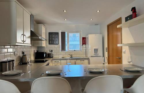 Balcony Free Parking Huge TV City Centre Apt - Foto 7