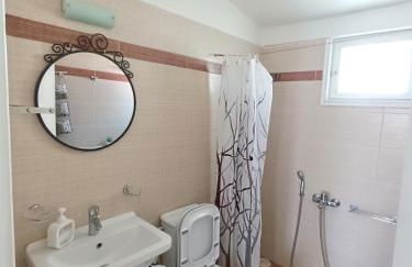 Nadia's Place - Photo 32