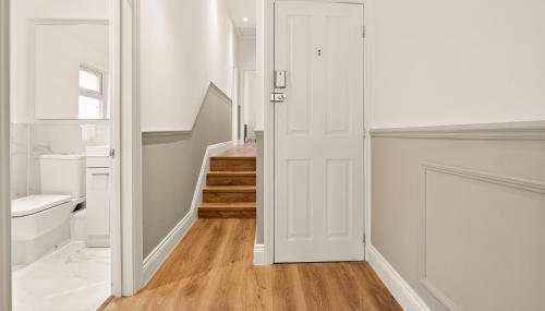 Stunning 2 Bedroom Apartments - City Centre Location, Free WiFi, Free Parking, Spacious Accommodation, Comfort and Style, Freshly Rennovated - Foto 4