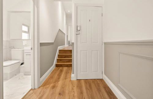 Stunning 2 Bedroom Apartments - City Centre Location, Free WiFi, Free Parking, Spacious Accommodation, Comfort and Style, Freshly Rennovated - Foto 4