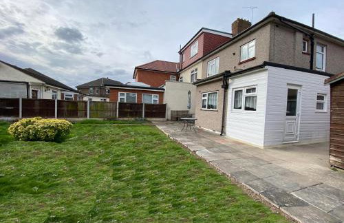 Barking London House sleeps 12 - parking - train tube - airport - Foto 18