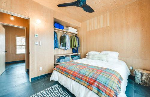 Riverfront Montana Retreat - Deck, Fire Pit and Pond - Foto 12