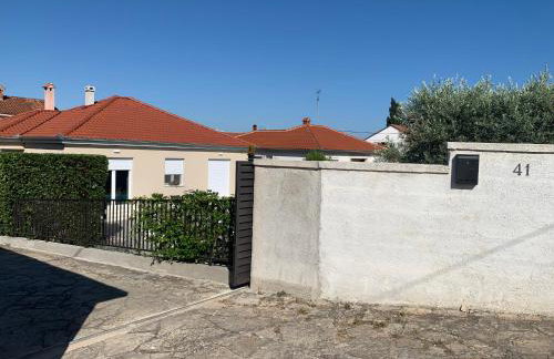 Tony's house in garden - Photo 31