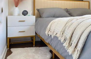 2 Bedrooms • Warm & Historic Stay • Free Parking - Photo 11