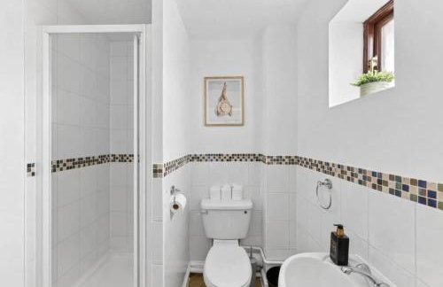 Detached House - Prime Location - Free Parking, Fast Wifi and Smart TVs with Sky TV and Netflix by Yoko Property - Foto 5