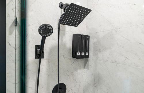 2BR 2BA, King bd, Gym, Free Parking, 8min to Train - Foto 7