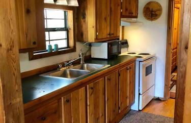 Woodsy and Private- Rustic Cabin - Foto 28