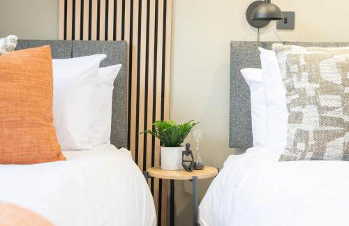 Stylish 2 Bedroom Flat Near Leeds Centre with Free Parking, Ideal for Contractors & Long Stays - NordStay - Foto 15