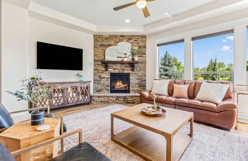 Modern 5BR Retreat with Hot Tub Cold Plunge & Park - Foto 2