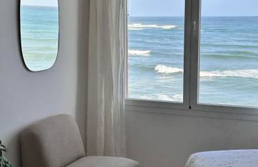 Modern beachfront apartment 2 Bdrm , incredible views - Photo 13