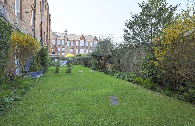 JOIVY Gorgeous 1-Bed Flat With A Shared Garden - Photo 24