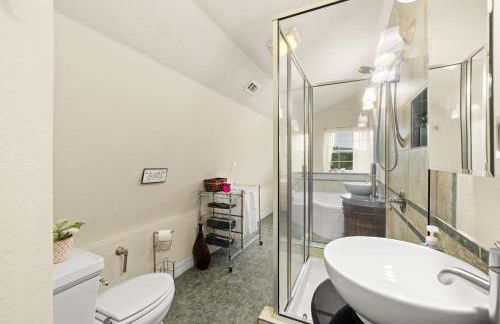 Entire 2br 2ba hilltop view home Sleeps 8 pets 4 acres Jacuzzi Central AC Kingbeds Office Free WiFi Parking Full Kitchen Refrigerator Washer Dryer Furnished Three 3 Large Sunset Dining Patios Grill Stovetop Oven Hiking Wildlife Firepit Quiet very Secluded - Foto 8