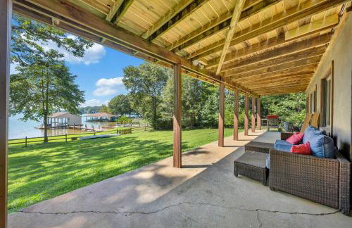 Lakeside Lodge - Lakefront home with private dock & hot tub - Foto 12