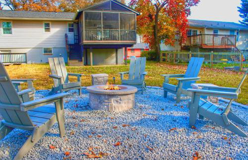 4BR House Mins to Downtown Annapolis with Firepit, Basement Bar, & Sleeps 12 - Foto 1