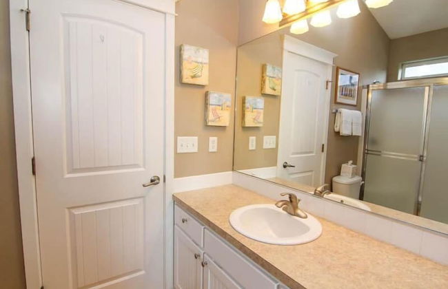 Lola's Lighthouse - Photo 9