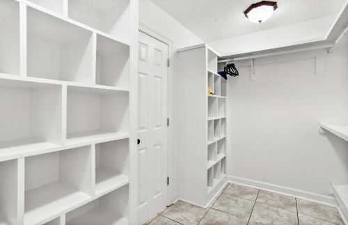 Endless Summer Retreat with Private Pool near Beach - Foto 25