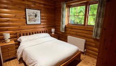 Solid Log Cabin With Private Hot Tub - Oak - Foto 4