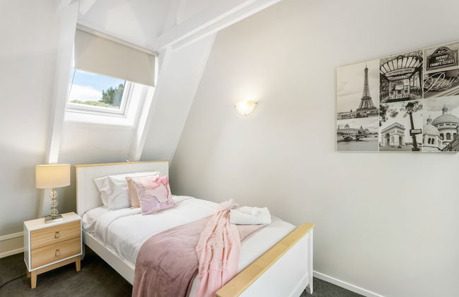 A Home away from Home - Netflix -Parking - Foto 11