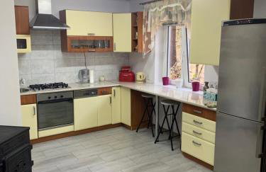 Domek w lesie blisko rzeki - Foto 5