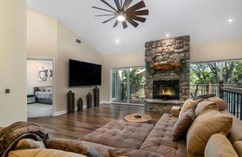 New Luxury 5BR Cabin in Pine Mountain Lake! 1 Minute to Beach! Massage Chair! Close to Yosemite! Perfect for Retreats and Escapes All Seasons! - Foto 1