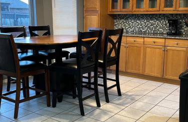 Great Edmond home, near OKC with 3 beds, Wi-fi, cold AC, and central heat, fully fenced backyard - Foto 9