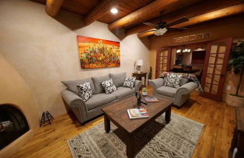 Enchanted Casita with Private Outdoor Hot Tub and Patio, Near Santa Fe Plaza, Sleeps 4 with free parking - Foto 11