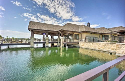 Balcony and Lake View Modern Condo in Monkey Island - Foto 26