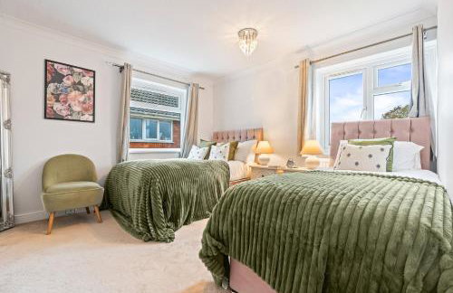 M54 Luxury Escape Sleeps 7- 4 Beds Off M54 - Driveway Parking- RAF Cosford Telford Albrighton Oxley Staffordshire -JLR Wolves Stafford I54 Business Park- 10 Mins to M6- 45 Mins to NEC and BHX Airport Regular & Long Work Stays available - Samina- ARZ Stays - Photo 29