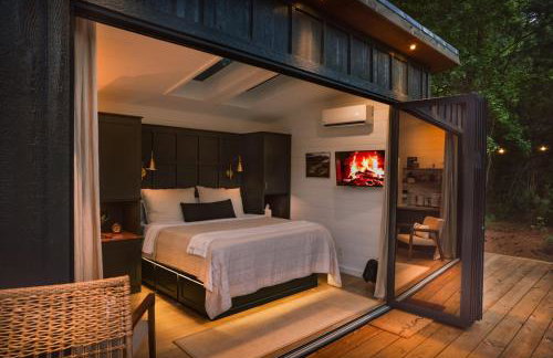 Glamping cabin with private deck and hot tub! - Foto 1