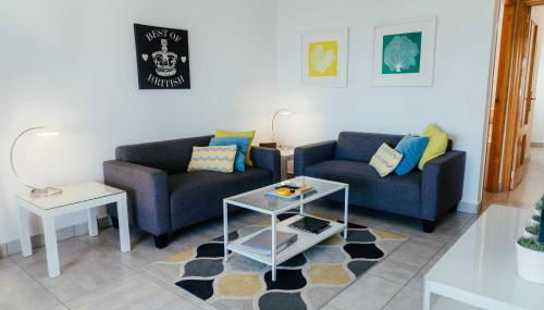 Stunning 2 bedroom apartment with Pool View - Photo 1