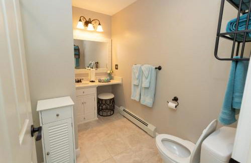 14mi to Mt. Snow! Arcade, Private Suite, King Bed! - Foto 26