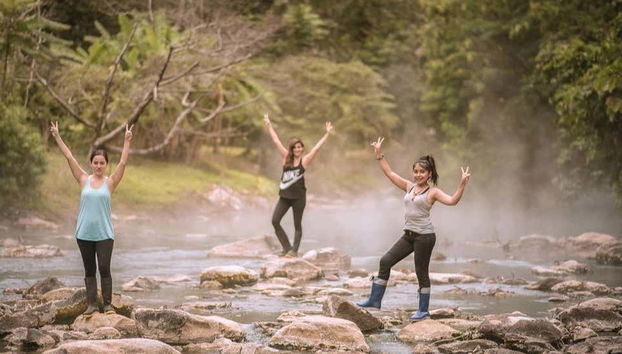 Foto de grupo no rio fervente de Mayantuyacu