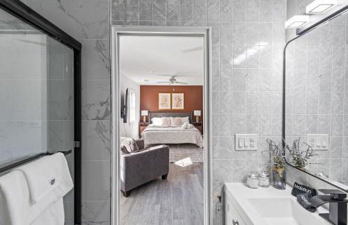 New Renovated 5BD Home with Hot Tub Sauna & Game Rm - Foto 56