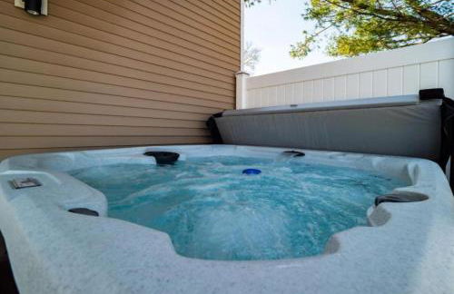 Hot Tub N64 Mins to Downtown Sleeps 8 - Foto 50