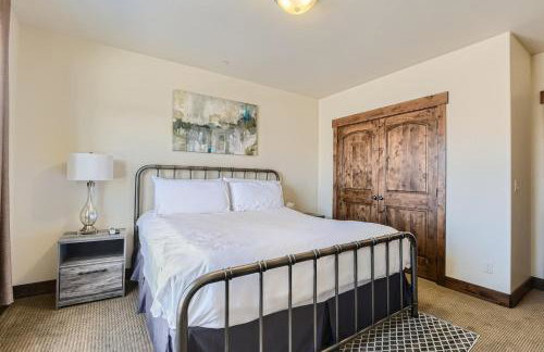 Private Hot Tub, Close to Resorts - Private Hot Tub - Close to PC, Mountain Mansion Family Getaway - Photo 18