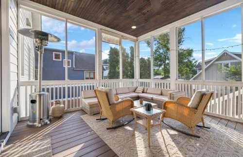 Walk to 12 South and Restaurants with Garage and Golf Simulator - Foto 5