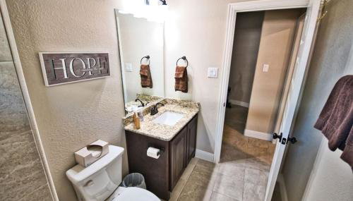 Waxahachie Queen bed, 10 mins 2 DWNT & Medical managed by stay albatross rentals 254-500-2317 - Foto 5, towels, Shower