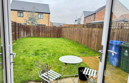 Stylish 2 Bedroom Home Near Lake with Free Parking & Garden - Photo 15