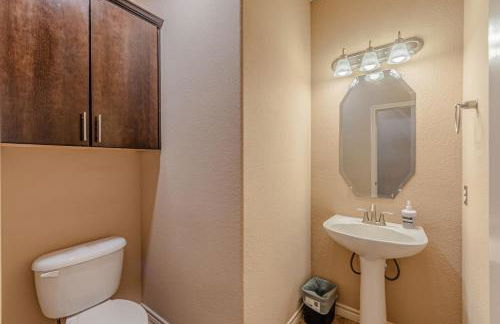 The Castle by the Lake with Pool and Balcony near Grandscape - Foto 47