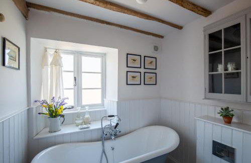 Gleneda Cottage - a renovated, traditional Cotswold cottage full of charm with fireplace and garden - Photo 39